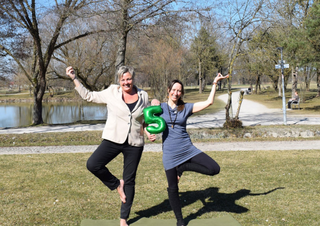 Freuen sich über den großen Erfolg und das fünfjährige Jubiläum von Yoga im Kurpark: Tourismus-Managerin Astrid Rundler (l.) und Yogalehrerin Lara Alsen-Armgart (r.).