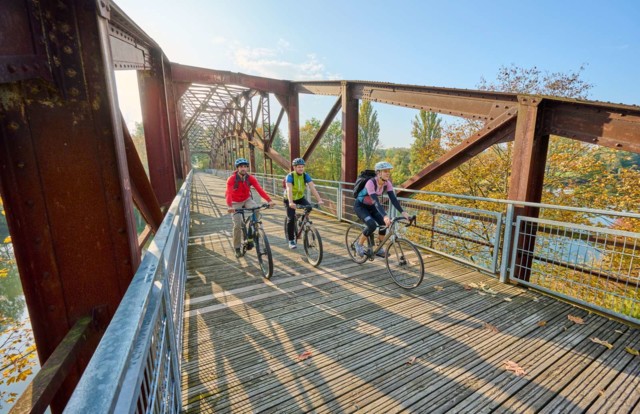 Radfahrer auf der Bockerlbahnbrücke im Ferienland Dingolfing-Landau
