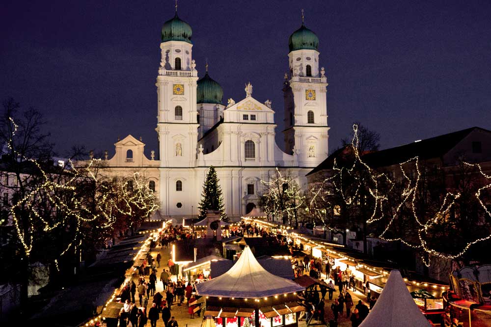 Der Passauer Christkindlmarkt findet vor den imposanten Türme des Dom St. Stephan statt.