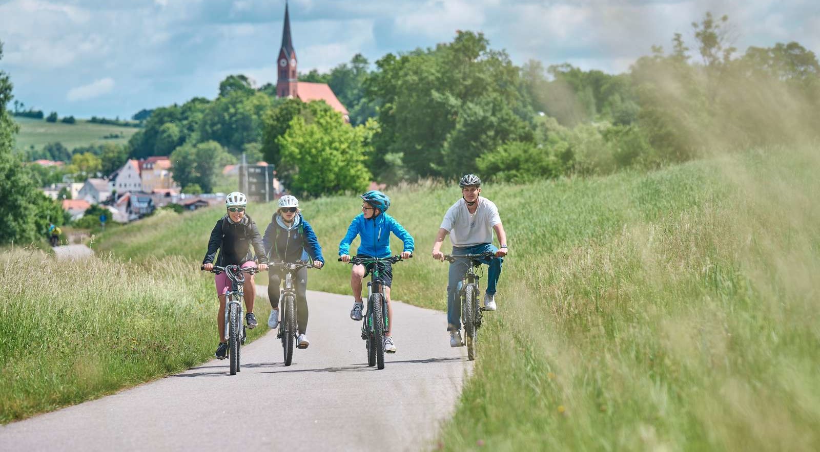 Familie beim Radfahren bei Bad Abbach