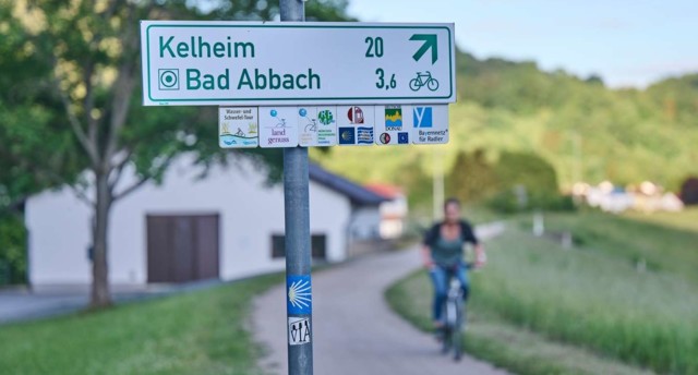 Wegweiser am Donauradweg bei Bad Abbach