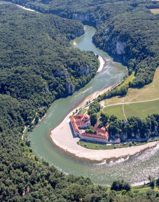 Das Kloster Weltenburg liegt idyllisch am Donaudurchbruch im Naturschutzgebiet Weltenburger Enge.