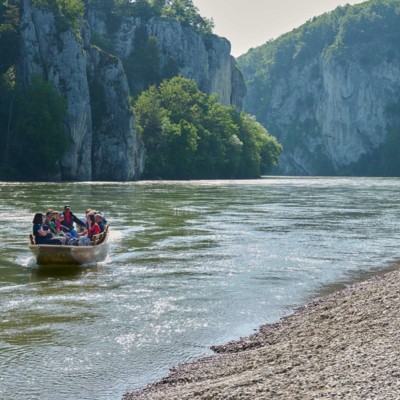 Pilger setzen mit der Zille über die Donau