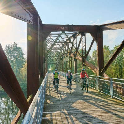 Radfahrer auf der Bockerlbahnbrücke in der Ferienregion Dingolfing-Landau