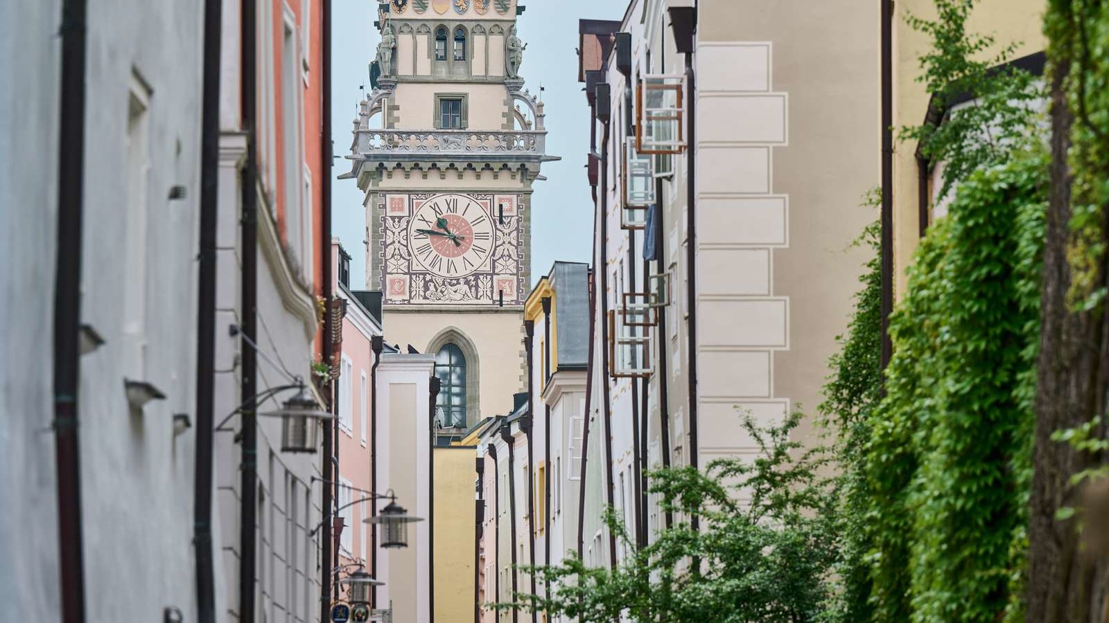 Höllgasse und Rathausturm mit Uhr in der Stadt Passau