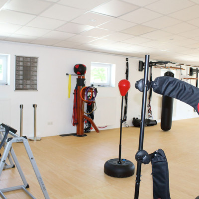 In der 200 Quadratmeter großen Sporthalle werden Kampfsport-, Selbstverteidigungs- oder ganzheitliches Muskeltraining angeboten.